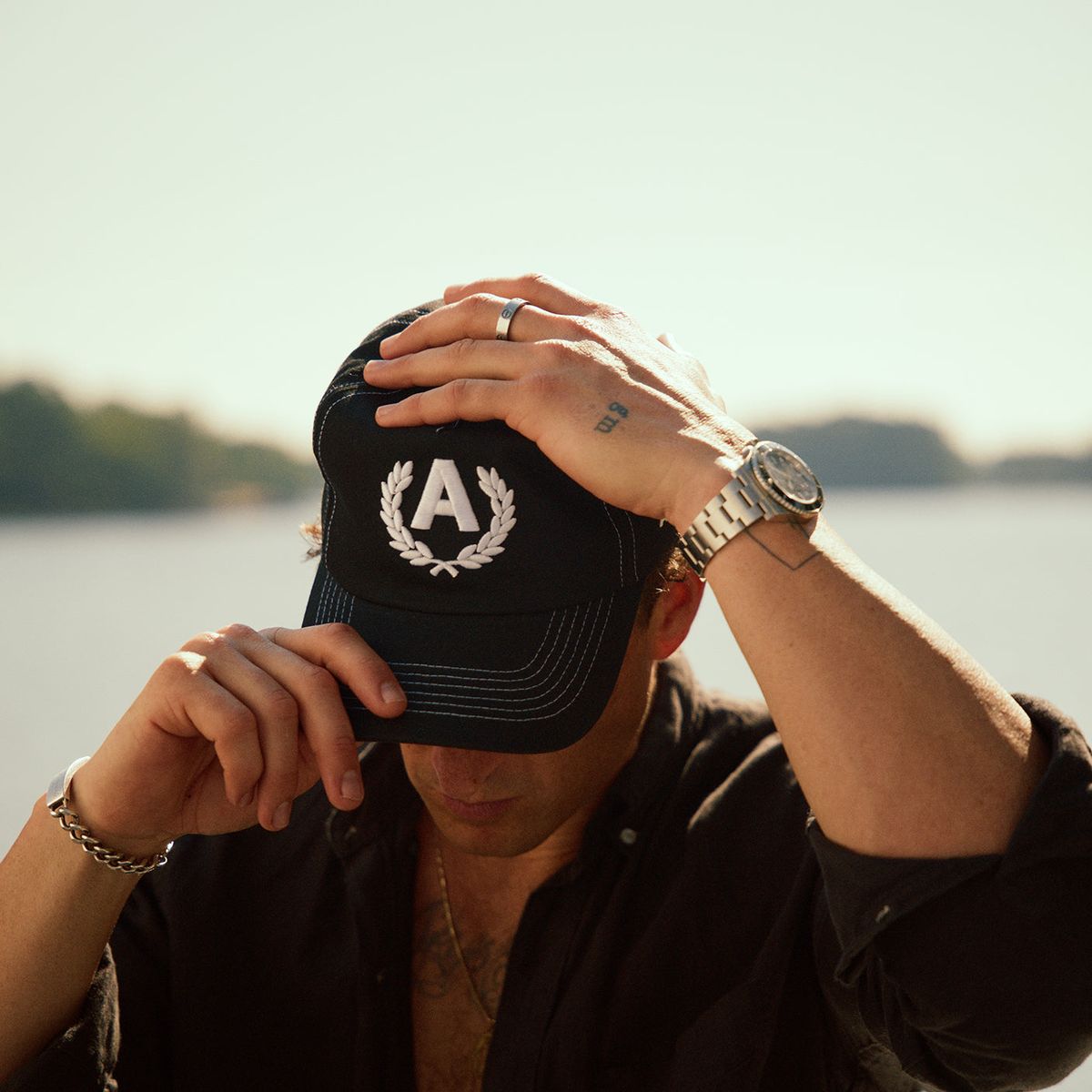 AUG11| CREST V2 HAT BLACK