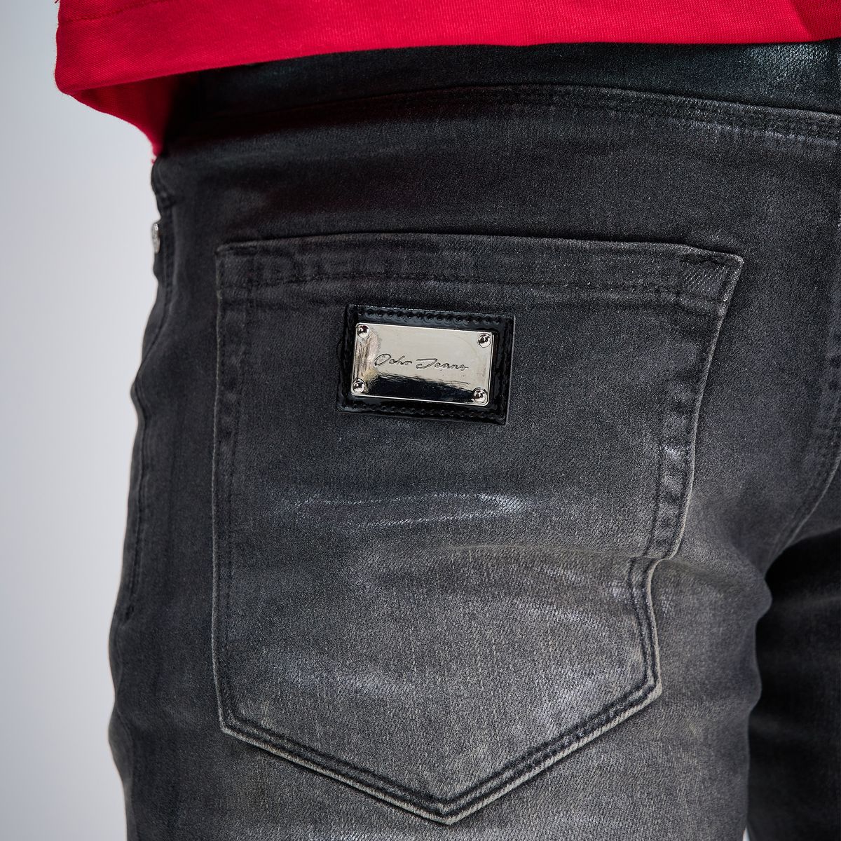 OCHO DEEP jeans, engraved metal rear-pocket plate and stitching detail